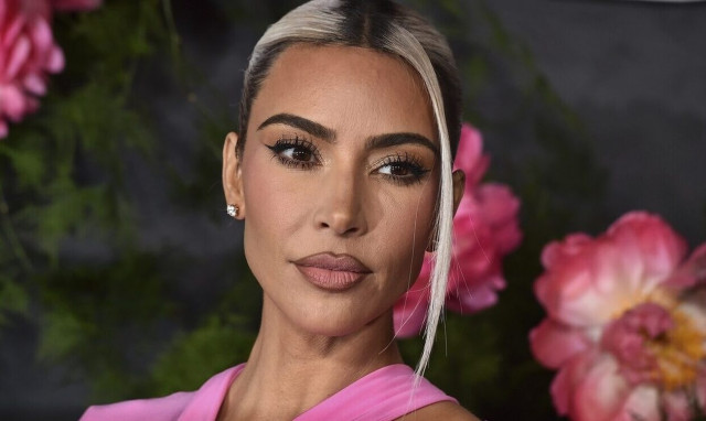 Κιμ Καρντάσιαν: Βόλτα στο Λος Άντζελες - Φορούσε φανέλα της Ρόμα