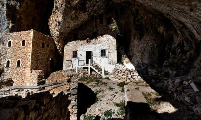 Το μυστήριο με το φως και η τρύπα που βρέθηκε η εικόνα της Αγίας Κυριακής