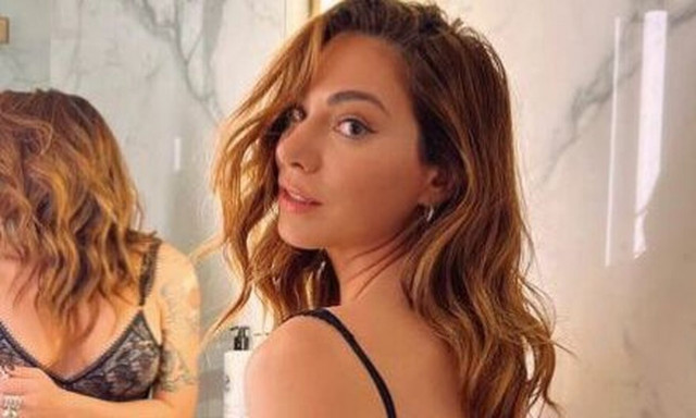 Ευρυδίκη Βαλαβάνη: Ποζάρει topless - Τι απαντά για τον Κωνσταντίνο Βασάλο