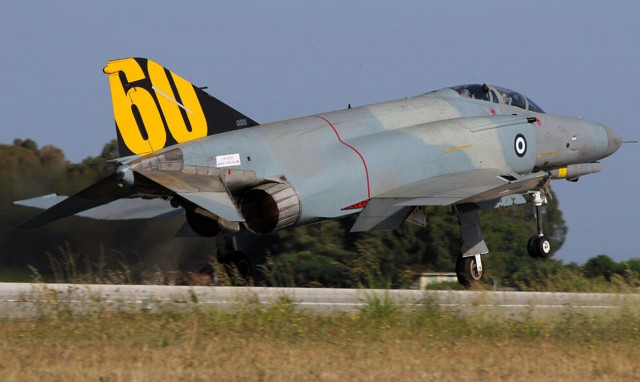 Τραγωδία στην Πολεμική Αεροπορία: Νεκρός ο ένας πιλότος του Phantom F-4 που συνετρίβη