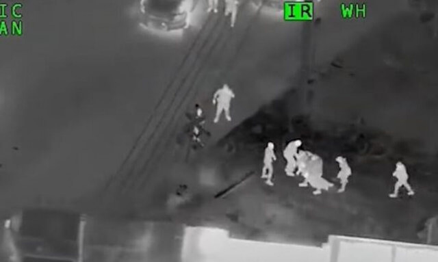 ΗΠΑ: Ληστής έκλεψε περιπολικό, το έριξε στις γραμμές τρένου και τον έσωσαν οι αστυνομικοί