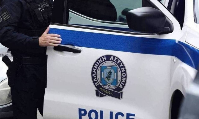 Θεσσαλονίκη: Βγήκαν «ψαλίδια» μέσα σε κομμωτήριο - Στο νοσοκομείο ένας άνδρας