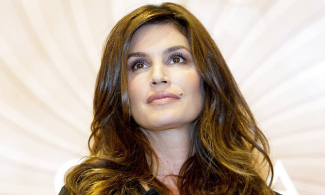 Σίντι Κρόφορντ: Οι σέξι φωτογραφίες με τις οποίες υποδέχθηκε το 2023