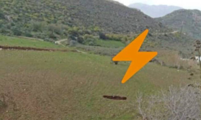 Απίστευτη φωτογραφία από την Κρήτη – Κεραυνός άνοιξε τρύπα δίπλα σε σπίτι!