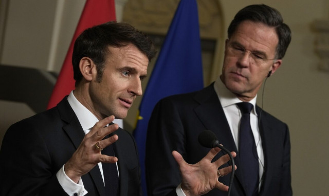 Πόλεμος στην Ουκρανία: Ο Μακρόν δεν αποκλείει τις παραδόσεις μαχητικών αεροσκαφών