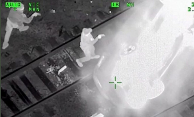 ΗΠΑ: Έκλεψε περιπολικό, το έριξε σε ράγες τρένου και...τον έσωσαν οι αστυνομικοί