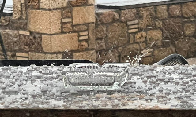 Πέφτει χαλάζι στο Κατάκολο - Δυσχεραίνονται οι έρευνες για τον αγνοούμενο πιλότο μας