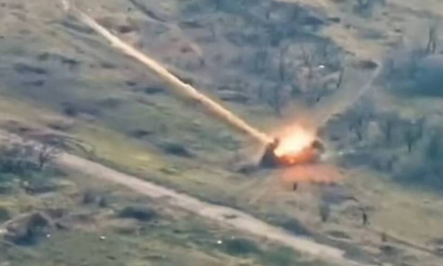 Η στιγμή που ουκρανικός πύραυλος χτυπά Ρώσους στρατιώτες σε ενέδρα