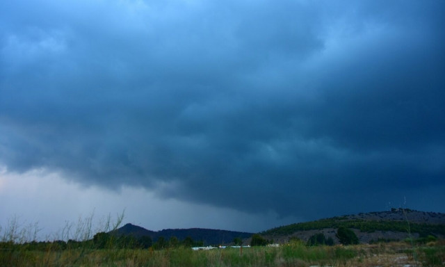 Καιρός: Με συννεφιά, αρκετές βροχές και πτώση της θερμοκρασίας η Τρίτη