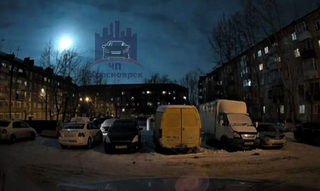 Ρωσία: Η στιγμή που μετεωρίτης πέφτει στο έδαφος και μετατρέπει τη νύχτα σε μέρα