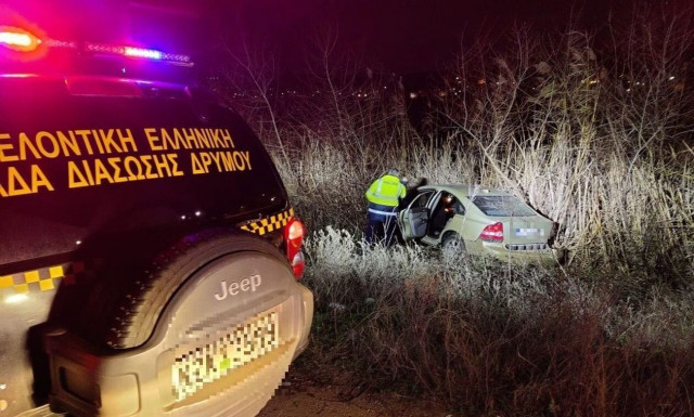 Θεσσαλονίκη: Όχημα εξετράπη και έπεσε σε ρέμα - Στο νοσοκομείο μια γυναίκα
