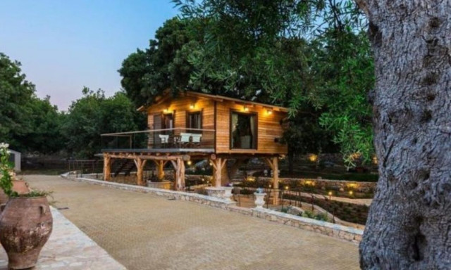 Το δεντρόσπιτο στο Ρέθυμνο με μπαρ, υδρομασάζ και βεράντα που ξετρελαίνει τους τουρίστες!
