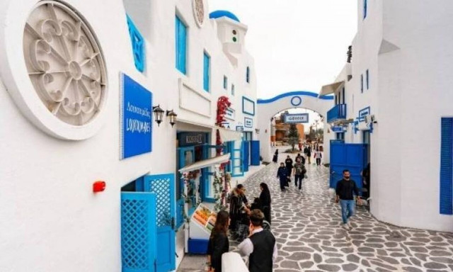 Γύρος, ανεμόμυλοι και σοκάκια: Mια νέα Σαντορίνη έχει φτιαχτεί στην πρωτεύουσα της Σαουδικής Αραβίας