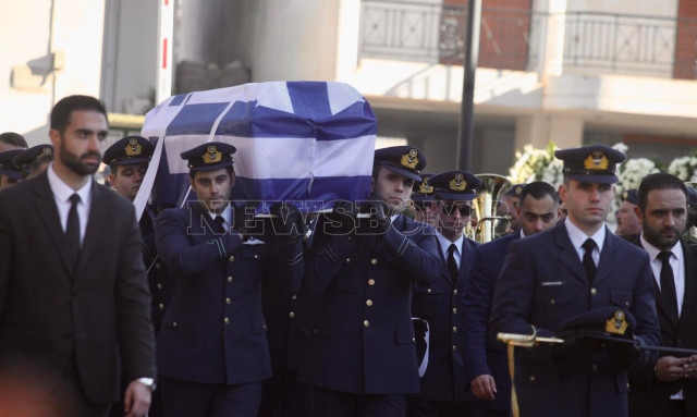 Μάριος Τουρούτσικας: Φωτογραφίες από το τελευταίο αντίο στον Ίκαρο - Συντετριμμένοι οι γονείς του