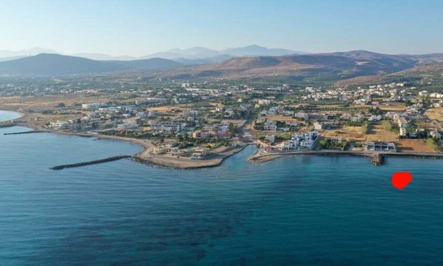 Οικογένεια στην Κρήτη κάνει μπάνιο ακριβώς στο σημείο που βυθίστηκε το αμάξι της