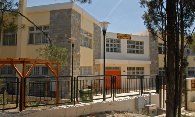 Αιματηρό επεισόδιο στη Θεσσαλονίκη: Εξωσχολικοί τραυμάτισαν με μαχαίρι μαθητή έξω από σχολείο