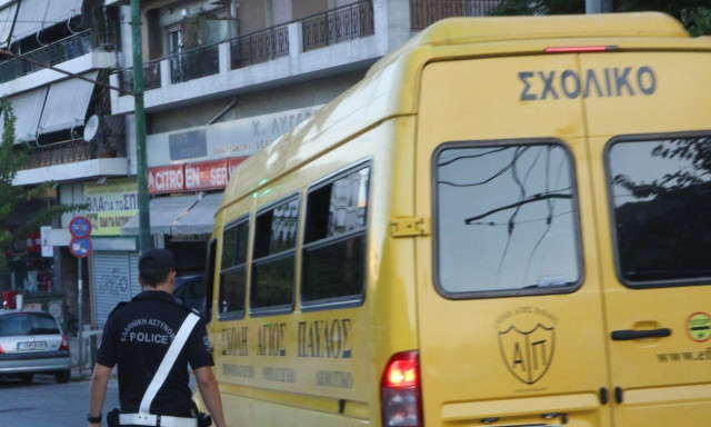 Τροχαίο ατύχημα με σχολικό λεωφορείο στη Βούλα