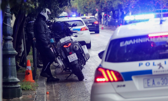 Βέροια: Επιτέθηκαν με βαριοπούλα σε αστυνομικούς που πήγαν να συλλάβουν 34χρονο