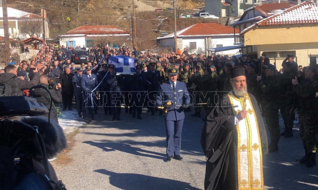 Κηδεία Στάθη Τσιτλακίδη: Ο συνάδελφος και κουμπάρος του μετέφερε το ξίφος και το πηλήκιό του