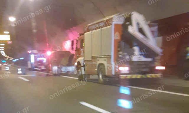 Κυκλοφοριακό κομφούζιο στα Τέμπη: Γέμισαν καπνούς οι σήραγγες