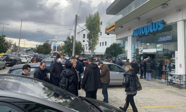 Κακοκαιρία Μπάρμπαρα: Ξεπούλησαν οι αλυσίδες χιονιού - Ουρές έξω από καταστήματα