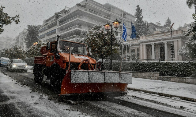 Κακοκαιρία Μπάρμπαρα: Σε ετοιμότητα η Περιφέρεια Αττικής με 85 εκχιονιστικά και 5.000 τόνους αλάτι