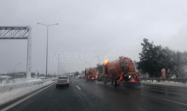 Κακοκαιρία Μπάρμπαρα: Εκχιονιστικά οδήγησαν τα αυτοκίνητα στην Εθνική Οδό προς Λαμία