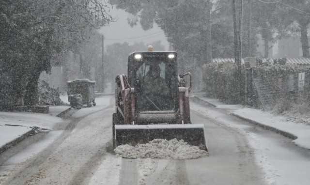 Κακοκαιρία Μπάρμπαρα: Xωρίς ρεύμα χωριά της Εύβοιας – Μεταφέρουν γεννήτριες για τους ηλικιωμένους
