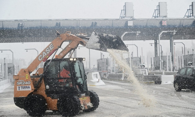Κακοκαιρία Μπάρμπαρα: Παραλύει η χώρα από τον χιονιά - Τι παραμένει κλειστό τη Δευτέρα