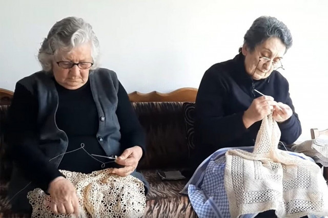 Κρητικιά παπαδιά πλέκει αριστουργήματα