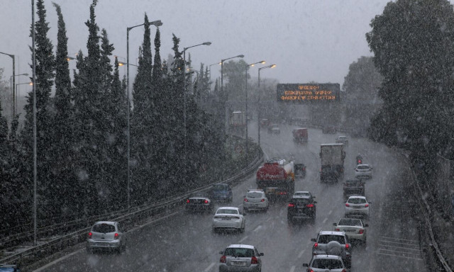 Κακοκαιρία «Μπάρμπαρα»: Υποχρεωτικές αλυσίδες στην Αθηνών - Λαμίας