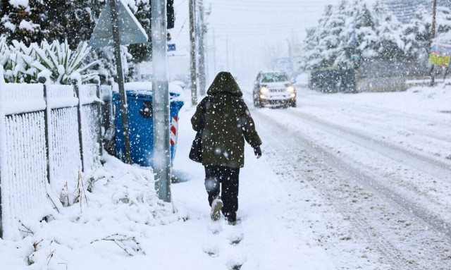 Civil servants in Attica and Central Greece to return to work Tuesday