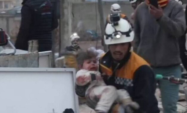 Σεισμός - Συρία: Κοριτσάκι 18 μηνών βγαίνει ζωντανό μέσα από τα χαλάσματα - Βίντεο