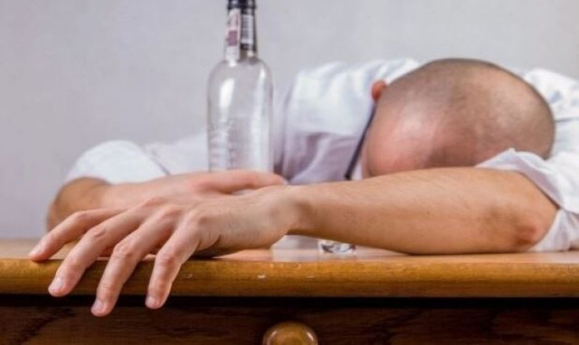 Μεθυσμένος νεαρός στη Βρετανία πλήρωσε κατά λάθος 650 ευρώ για ένα «βρώμικο»