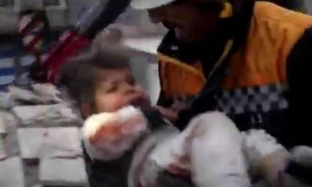 Σεισμός στην Τουρκία: Η στιγμή που οι διασώστες σώζουν παιδί εγκλωβισμένο στα συντρίμμια