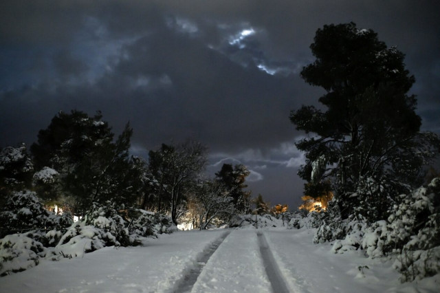Κακοκαιρία Μπάρμπαρα: Χωρίς ρεύμα στα Βίλια, προβλήματα στο ρεύμα σε Άνδρο, Πέραμα
