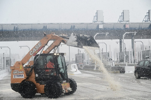 Κακοκαιρία Μπάρμπαρα: Κλειστή η εθνική οδός στο ύψος της Καλυφτάκη