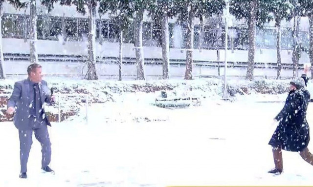 Δημήτρης Καμπουράκης - Παναγιώτης Στάθης: Παίζουν χιονοπόλεμο έξω από το στούντιο