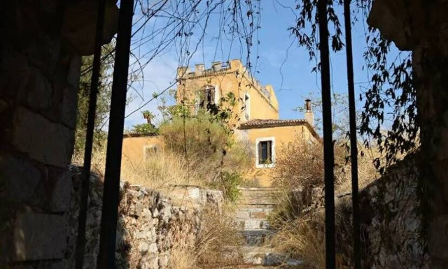 Ο άγνωστος κίτρινος πύργος της Αττικής και η ιστορία του