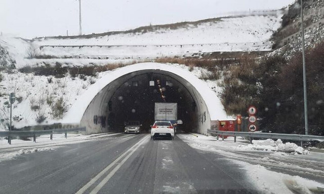 Ρέθυμνο: Στα λευκά Ανώγεια και ο Μυλοπόταμος - Με αλυσίδες η κυκλοφορία των οχημάτων