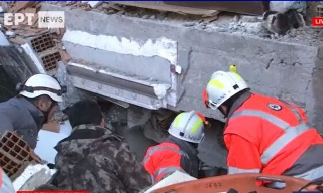 Σεισμός στην Τουρκία: Απεγκλωβισμός μικρού κοριτσιού από την ελληνική ΕΜΑΚ