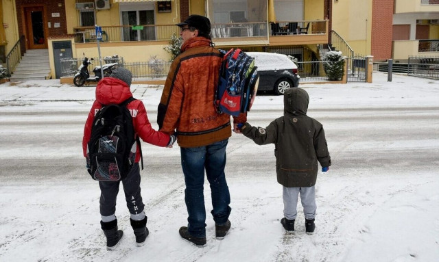 Schools to remain shut in weather-hit cities of Attica; open markets to restart operation