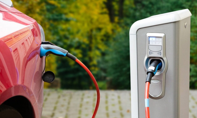 Ένα στα οκτώ αυτοκίνητα στην Ευρώπη το 2022 ήταν εξηλεκτρισμένο