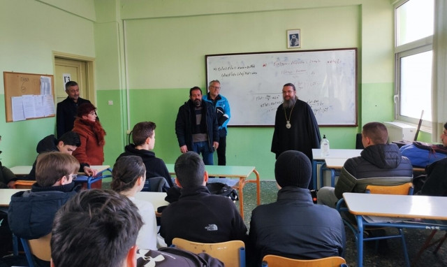 Ο Αιτωλίας και Ακαρνανίας σε μαθητές: «Δεν είστε ένα «like» στο Facebook ή στο Instagram»