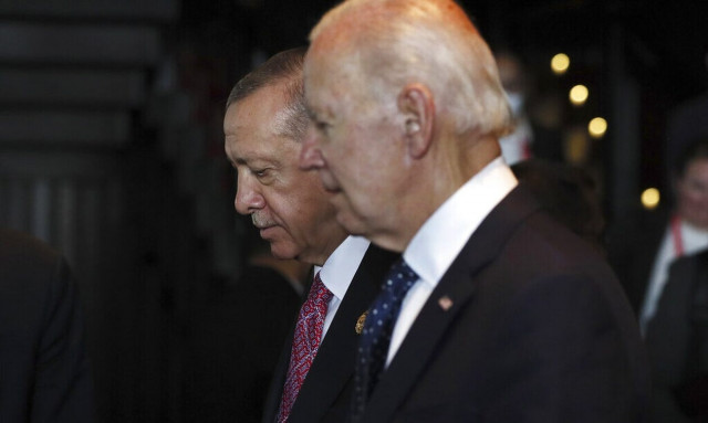 Σεισμός στην Τουρκία: Ο Μπάιντεν υπόσχεται στον Ερντογάν «όλη την απαραίτητη βοήθεια»