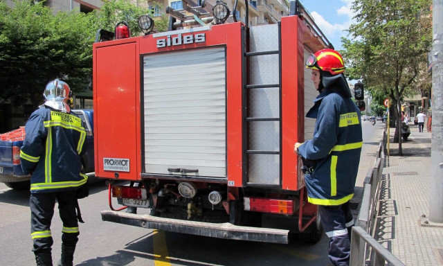 Θεσσαλονίκη: Συναγερμός για φωτιά σε μονοκατοικία - Μεγάλη επιχείρηση της Πυροσβεστικής