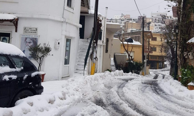 Κακοκαιρία «Μπάρμπαρα»: Προβλήματα από τον χιονιά - Κλειστά σχολεία σε δήμους