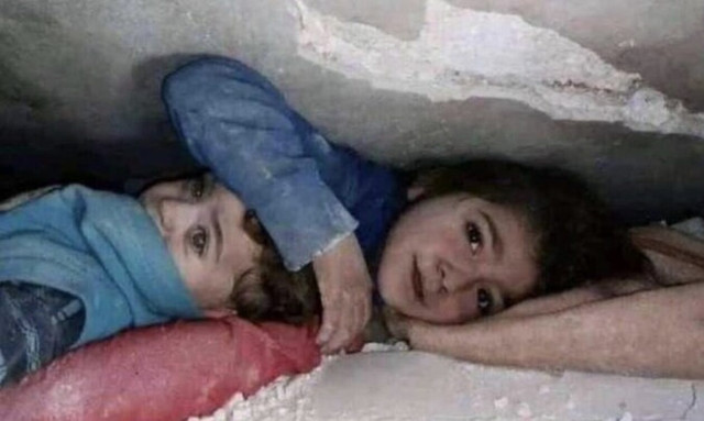 Συρία: 7χρονη προστατεύει το κεφάλι του αδελφού στα συντρίμμια - Συγκλονιστικό βίντεο