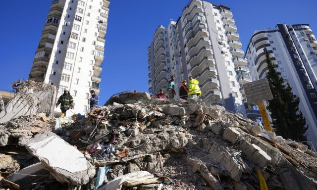 Μάχη με το χρόνο δίνουν τα σωστικά συνεργεία