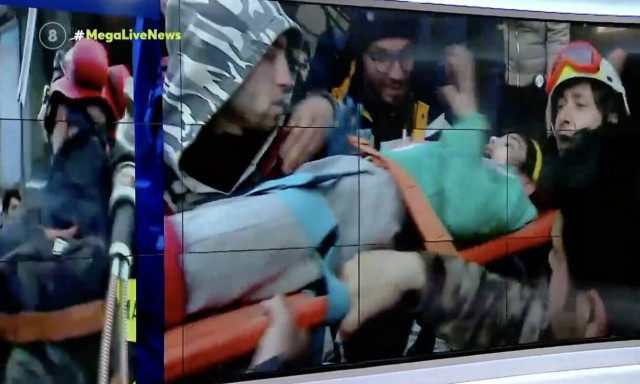 Σεισμός στην Τουρκία: Συγκλονιστική επιχείρηση της ΕΜΑΚ - Κοπέλα κρατά σφιχτά το χέρι διασώστη